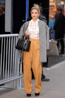 Sarah Hyland feet photo thumbnail