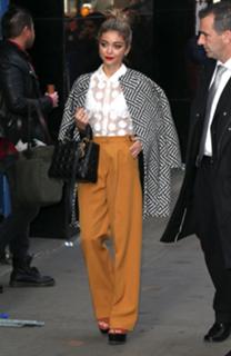 Sarah Hyland feet photo thumbnail