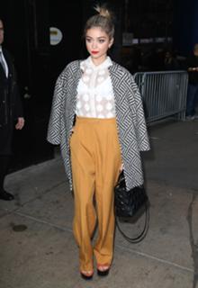 Sarah Hyland feet photo thumbnail