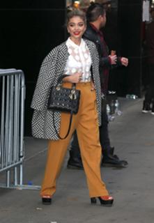 Sarah Hyland feet photo thumbnail