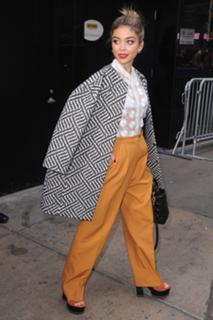 Sarah Hyland feet photo thumbnail