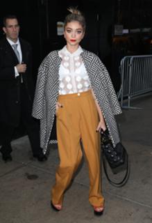 Sarah Hyland feet photo thumbnail