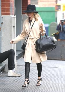 Naomi Watts feet photo thumbnail