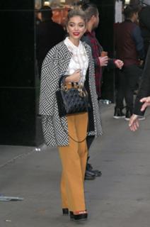 Sarah Hyland feet photo thumbnail