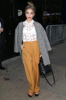 Sarah Hyland feet photo thumbnail