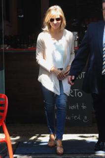 Sarah Michelle Gellar feet photo thumbnail