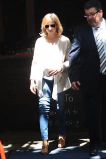 Sarah Michelle Gellar feet photo thumbnail