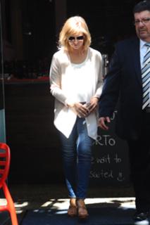 Sarah Michelle Gellar feet photo thumbnail