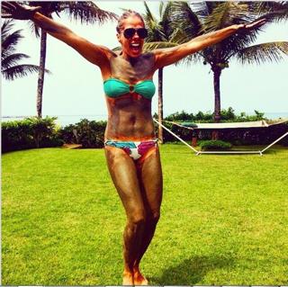 Adriane Galisteu feet photo thumbnail