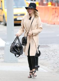 Naomi Watts feet photo thumbnail