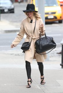 Naomi Watts feet photo thumbnail