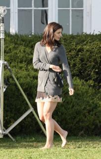 Katie Holmes feet photo thumbnail