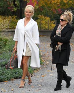 Pamela Anderson feet photo thumbnail