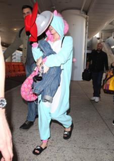 Miley Cyrus feet photo thumbnail