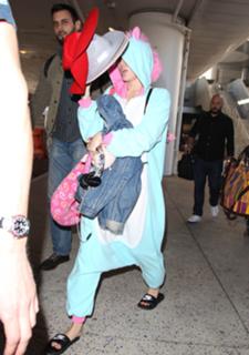 Miley Cyrus feet photo thumbnail