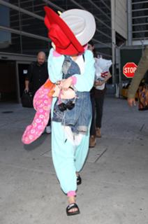Miley Cyrus feet photo thumbnail