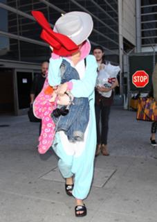 Miley Cyrus feet photo thumbnail