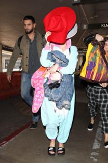 Miley Cyrus feet photo thumbnail