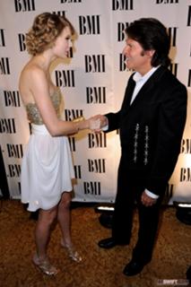 Taylor Swift feet photo thumbnail