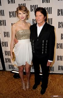 Taylor Swift feet photo thumbnail