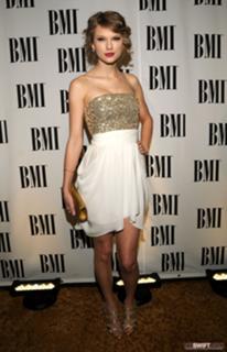 Taylor Swift feet photo thumbnail