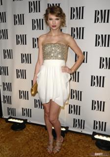 Taylor Swift feet photo thumbnail