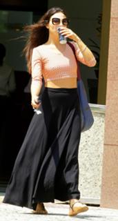 Isis Valverde feet photo thumbnail