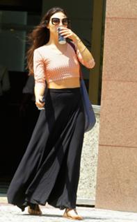 Isis Valverde feet photo thumbnail