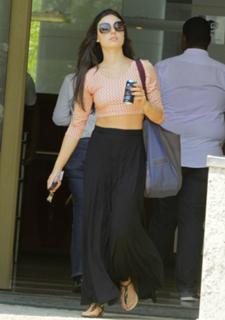 Isis Valverde feet photo thumbnail