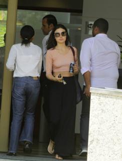 Isis Valverde feet photo thumbnail