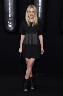 Dakota Fanning feet photo thumbnail