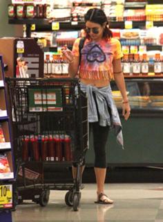 Vanessa Hudgens feet photo thumbnail