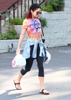 Vanessa Hudgens feet photo thumbnail
