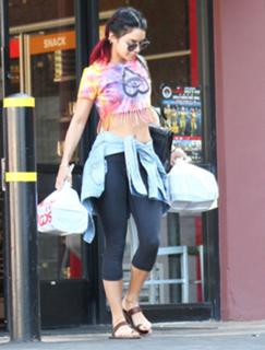 Vanessa Hudgens feet photo thumbnail
