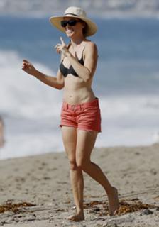 Hilary Swank feet photo thumbnail
