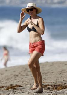 Hilary Swank feet photo thumbnail
