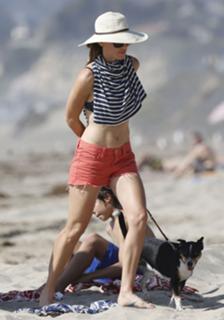 Hilary Swank feet photo thumbnail