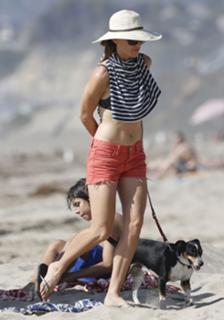 Hilary Swank feet photo thumbnail
