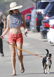 Hilary Swank feet photo thumbnail