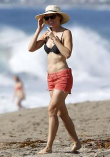 Hilary Swank feet photo thumbnail