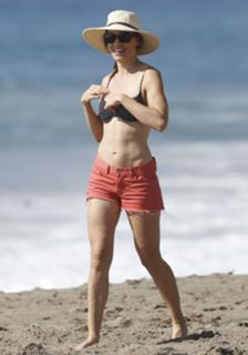 Hilary Swank feet photo thumbnail