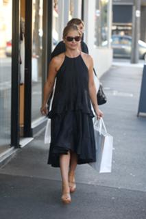 Sarah Michelle Gellar feet photo thumbnail