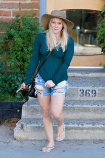 Hilary Duff feet photo thumbnail