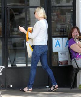 Kirsten Dunst feet photo thumbnail