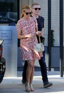 Cat Deeley feet photo thumbnail