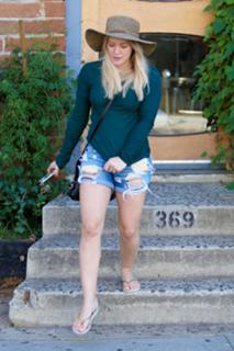Hilary Duff feet photo thumbnail