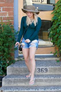 Hilary Duff feet photo thumbnail