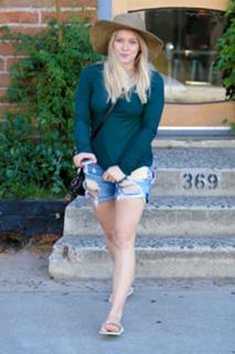 Hilary Duff feet photo thumbnail