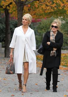 Pamela Anderson feet photo thumbnail