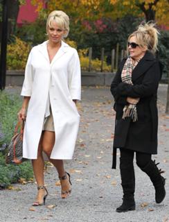 Pamela Anderson feet photo thumbnail
